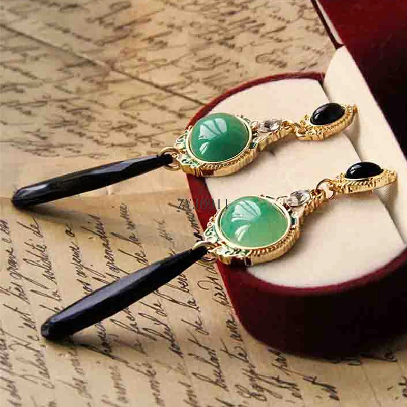 Vintage Green Glass Tassel Pendant Earrings – Antique Court Style